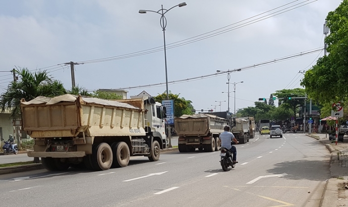 “Hung thần” xe ben cày nát các tuyến phố Đà Nẵng như thách thức cơ quan quản lý, gây bất an cho người dân (15/8/2017)